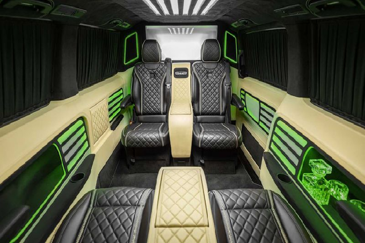 Ý tưởng của hãng độ Schawe Car Design rất đơn giản - đó là biến mọi tiện nghi và thiết kế trong khoang nội thất của V-Class lên một đẳng cấp cao nhất có thể.