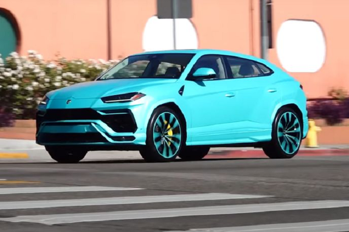 Chiếc siêu SUV Lamborghini Urus này là sản phẩm của "lò độ" RDB LA, không có chiếc thứ 2 trên thế giới. Urus đặc biệt này thuộc sở hữu của rapper Yo Gotti, siêu SUV được khoác "bộ cánh" tương tự như Tiffany Green về cách hoàn thiện nhưng thay bằng màu xanh ngọc, mang đến cho xe vẻ ngoài tươi sáng hơn.