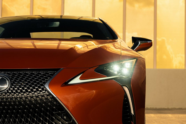 Lexus cũng mang vào bên trong khoang lái của mẫu xe này một phối màu mới nhằm giúp hòa quyện tốt hơn với ngoại thất nổi bật. Màu nội thất mới có tên Manhattan Orange, được lấy cảm hứng từ sự kiện thiên nhiên Manhattan Hedge. Sự kiện đặc biệt này vốn chỉ xảy ra hai lần trong năm tại New York, khi đó, mặt trời lặn sẽ tạo thành một đường thẳng hoàn hảo với con đường chính thuộc quận trung tâm của thành phố. Gam màu này sẽ được sử dụng để bọc ghế, ốp cửa, trần xe cũng như tạo thành các đường nét tương phản cho khoang lái.