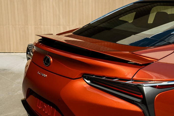 Để tạo nên một màu sơn, các kỹ sư màu của Lexus đã phải thử nghiệm nhiều lần trong một khoảng thời gian dài. Quá trình này nhằm đảm bảo màu sắc của chiếc xe sẽ chính xác nhất, không phụ thuộc vào bất kỳ điều kiện ánh sang bên ngoài và bất kỳ thời điểm nào trong năm.