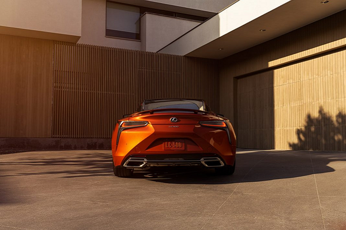 Giá xe Lexus LC 500 2021 sẽ khởi điểm từ 92.950 USD trong khi bản hybrid lai điện LC 500h sẽ được bán với giá từ 97.510 USD.