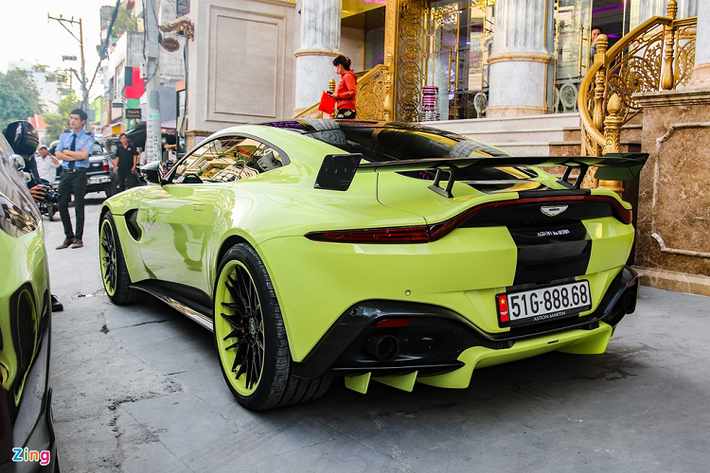 Chiếc Vantage của đại gia ngành thẩm mỹ vừa được nâng cấp bộ bodykit lấy cảm hứng từ xe đua của đội AMR. Bộ bodykit này bao gồm các chi tiết bằng carbon như cánh lướt gió nhỏ phía trước, cản va trước mới và cánh gió cỡ lớn phía sau.