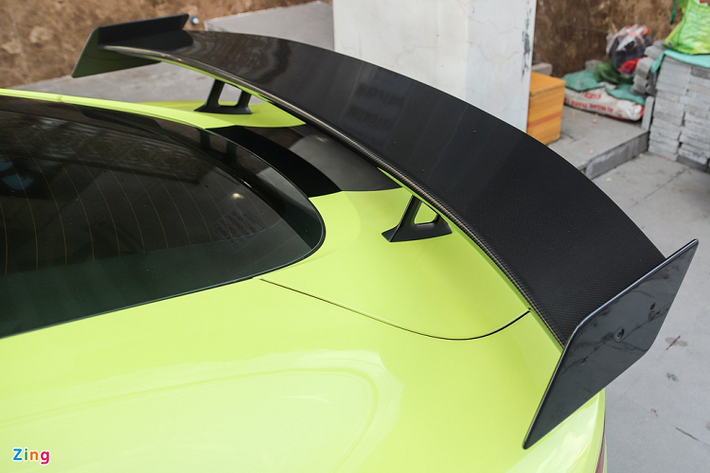 Bên cạnh bộ bodykit xe đua, chiếc Vantage màu vàng chanh còn sở hữu bộ mâm Strasse SV10M, đa chấu, kích thước 20 inch. Điểm đặc biệt của bộ mâm này là được cấu thành từ 3 mảnh riêng biệt: 2 mảnh ghép thành phần vành và mảnh chấu. Phần chấu của bộ mâm được làm từ carbon.