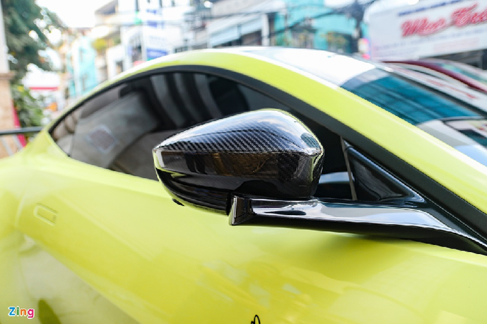 Chiếc Aston Martin Vantage về Việt Nam từ đầu năm 2019, trước cả thời điểm khai trương showroom Aston Martin tại TP.HCM. Vantage được phân phối chính hãng với mức giá gần 15 tỷ đồng.