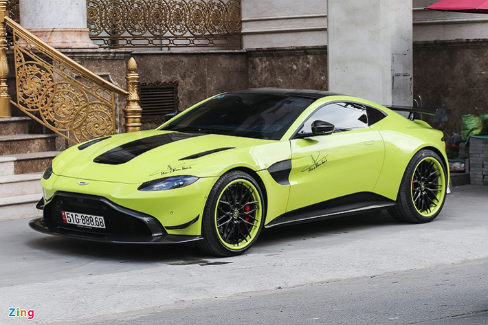 Sau khi chiếc siêu xe Aston Martin Vantage tại showroom chính hãng được nâng cấp bộ bodykit của AMR, một chiếc Vantage khác cũng sở hữu bộ kit này đi kèm những trang bị đắt giá hơn. Đây cũng là chiếc Vantage thế hệ mới đầu tiên cập bến Việt Nam.