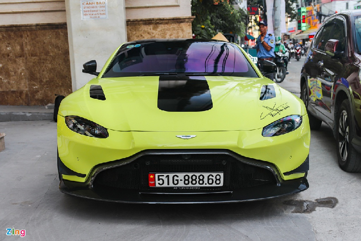 Nguyên bản, Aston Martin Vantage sử dụng khối động cơ tăng áp kép V8 4.0L, sản sinh công suất 500 mã lực tại 6.000 vòng/phút và mô-men xoắn 685 Nm tại 2.000-5.000 vòng/phút. Vantage có thể tăng tốc 0-100 km/h trong 3,6 giây trước khi đạt vận tốc tối đa 314 km/h.
