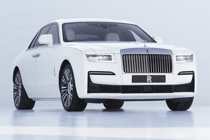 Mẫu xe siêu sang Rolls-Royce Ghost 2021 mới này thuộc thế hệ thứ hai được phát triển trên nền tảng Architecture of Luxury, tương tự Phantom VIII và Cullinan. Với khung gầm làm từ nhôm, nền tảng mới giúp khối lượng của xe giảm đáng kể. 