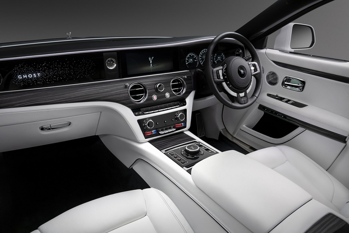 Thiết kế nội thất của Rolls-Royce Ghost 2021 đi theo phong cách tối giản, với một số chi tiết trên bảng điều khiển trung tâm được lược bỏ. Bề mặt táp-lô phẳng và liền mạch hơn.