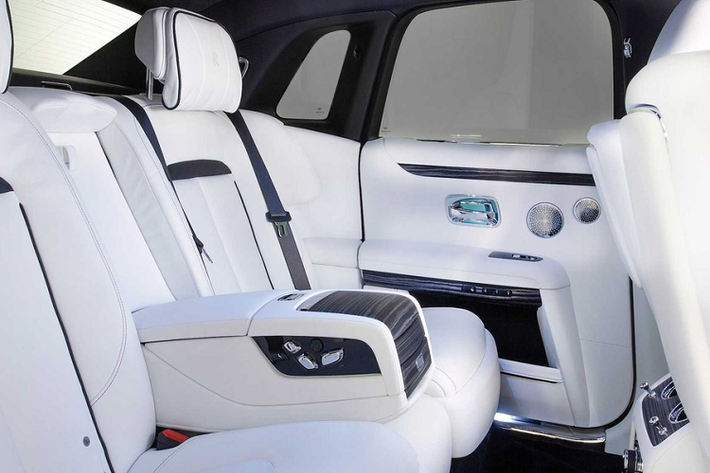 Rolls-Royce Ghost thế hệ mới được bổ sung tính năng mở cửa bằng nút bấm. Song song với trần sao trứ danh, xe còn có màn hình sao chứa hơn 850 điểm sáng LED và logo Ghost nằm trên táp-lô.