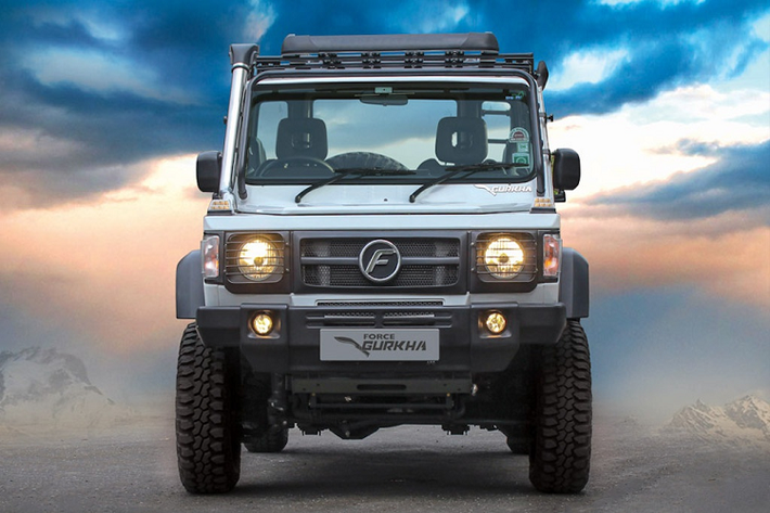 Mẫu xe SUV Force Gurkha được trang bị hộp số phụ để off-road ở tốc độ thấp. SUV có khoảng sáng gầm tới 22,8 cm, góc tiếp cận 44 độ, và góc thoát 40 độ.