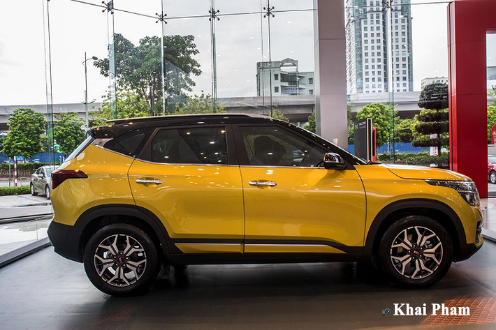 Hiện tại, giá xe Kia Seltos 2020 phiên bản Luxury được chào bán chính hãng ở mức 649 triệu đồng tại Việt Nam, mẫu xe này sẽ cạnh tranh với người đồng hương Hyundai Kona.
