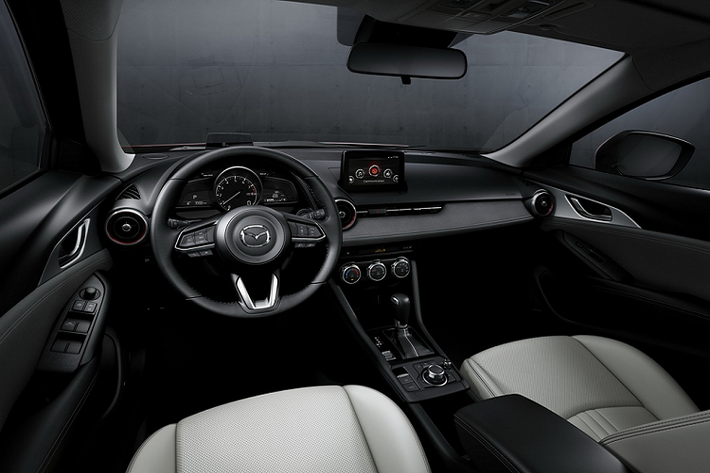 CX-3 mới vẫn giữ nguyên thiết kế bên trong khoang lái với màn hình giải trí 7 inch tương thích Apple CarPlay/Android Auto cùng hệ thống âm thanh 6 loa. Các trang bị tiện ích khác có thể kể đến như phanh điện tử, khởi động bằng nút nhấn...