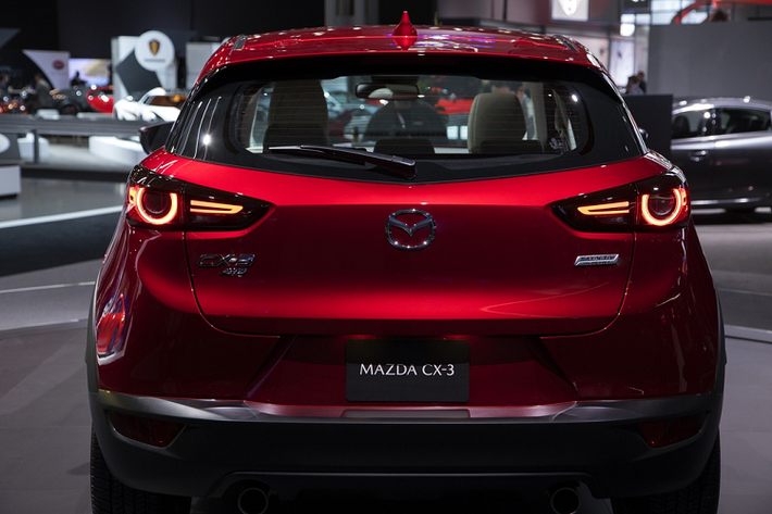 Mazda CX-3 2021 mang phong cách thể thao với bộ mâm hợp kim 16 inch, ống xả kép, cánh gió gắn trên nóc và ăng-ten dạng vây cá. Thiết kế phần đuôi hình khối giúp nổi bật chiều rộng của xe.