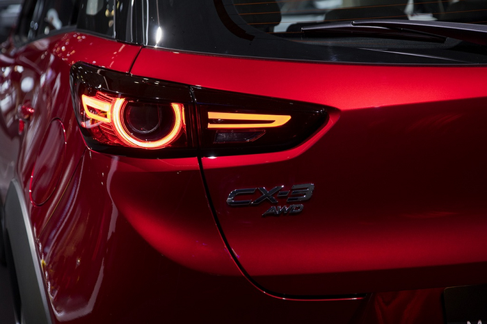 Mẫu xe crossover Mazda CX-3 2021 được trang bị động cơ SkyActiv-G 2.0L, sản sinh công suất 148 mã lực tại 6.000 vòng/phút và mô-men xoắn cực đại 198 Nm tại 2.800 vòng/phút. Hệ thống động cơ này đi kèm hộp số tự động 6 cấp với 2 chế độ lái.