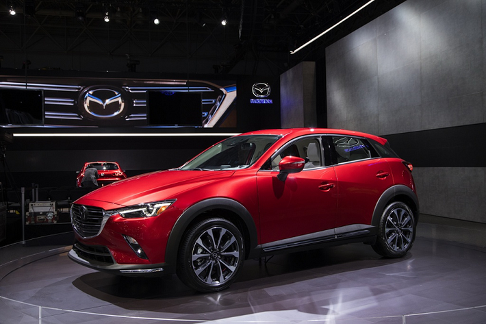 Tại Mỹ, hãng xe Nhật Bản đã cho phép khách hàng đặt mua Mazda CX-3 2021 mới kể từ đầu tháng sau. CX-3 2021 có giá bán từ 20.640 USD (476 triệu đồng) cho phiên bản sử dụng hệ dẫn động cầu trước và 22.040 USD (508,2 triệu đồng) cho hệ dẫn động 4 bánh.