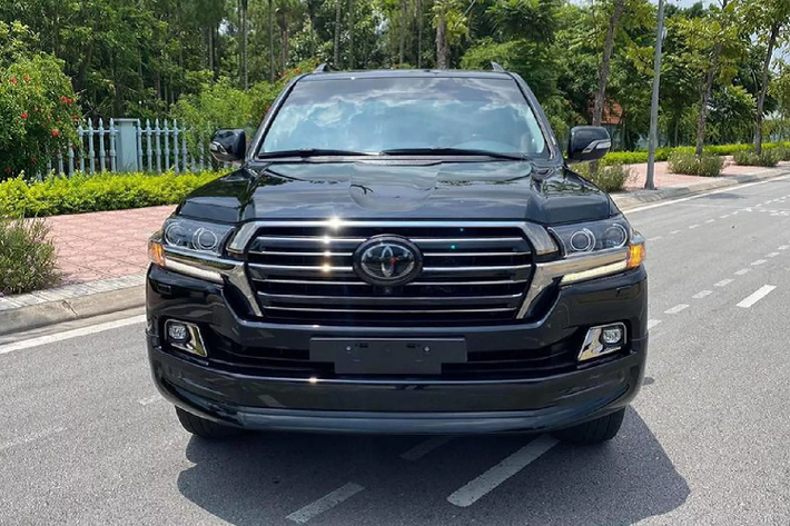 Có một nhóm nhỏ khách hàng đi Land Cruiser lựa chọn các phiên bản máy dầu vì sở thích, chứ không đặt nặng tính kinh tế. Chính vì thế, những chiếc Land Cruiser bản máy dầu được các đơn vị nhập khẩu xe tư nhân đưa về nước, đa số là nhập từ thị trường như châu Âu và Nga. Toyota Land Cruiser máy dầu thường có giá cao hơn Land Cruiser máy xăng.