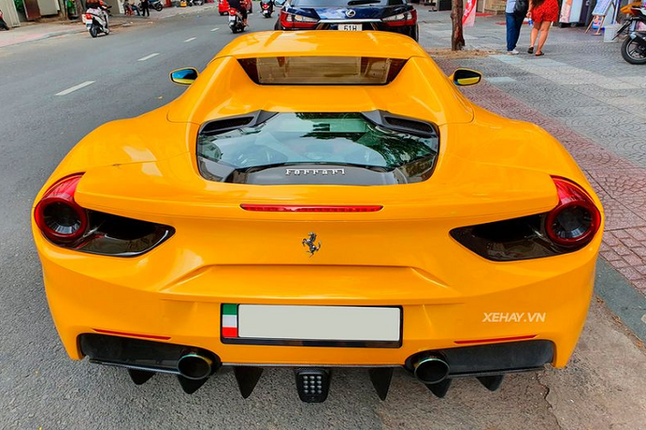 Khác với phiên bản Coupe, Ferrari 488 Spider là một chiếc xe mui trần với bộ mui cứng có thể đóng / mở trong 14 giây bằng một nút bấm. Đèn hậu công nghệ Led với các hoạ tiết thiết kế tinh tế vô cùng nổi bật. Giá xe Ferrari 488 Spider tại Việt Nam hiện khoảng hơn 10 tỷ đồng.