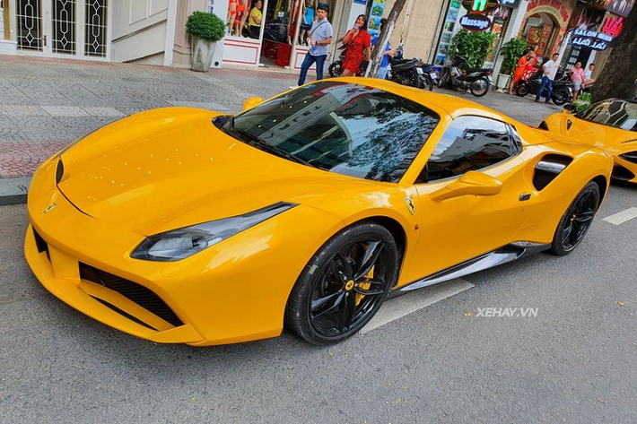 Về cơ bản, Ferrari 488 Spider mui trần gần như tương đồng với bản Coupe về mọi mặt từ thiết kế tổng thể cho tới nội thất và hệ truyền động. Xe vẫn sử dụng động cơ tăng áp kép V8 3,9 lít cho ra công suất 660 mã lực và 760Nm mô-men xoắn cực đại. Tuy nhiên, khả năng hiệu suất của 488 Spider mui trần bị giảm một chút so với Coupe, bởi nó có trọng lượng 1.420kg - nặng hơn bản Coupe 50kg.