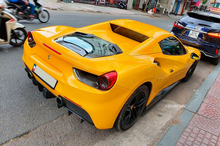 Ở điều kiện tiêu chuẩn, một chiếc Ferrari 488 Spider có thể tăng tốc từ 0 - 200 km/h trong 8,7 giây, trước khi cán tới tốc độ tối đa 325 km/h, trong khi bản Coupe chỉ mất 8,7 giây và có vận tốc cực đại là 330 km/h.