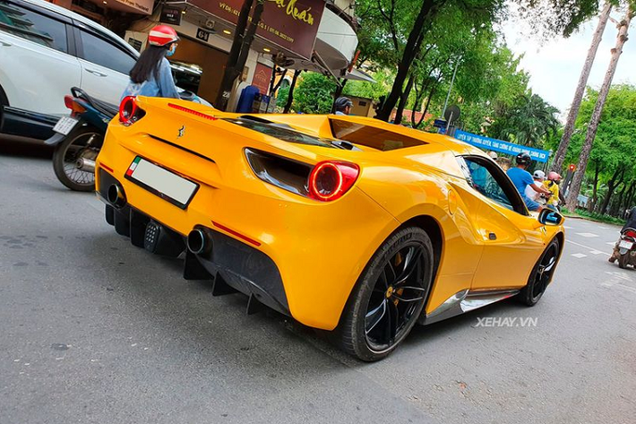 Được biết, siêu phẩm 488 Spider này vẫn thuộc sở hữu của một đại gia tới từ Bình Phước. Siêu phẩm 488 Spider trong bài viết đã được chủ nhân độ lại bộ body-kit Novitec Rosso với rất nhiều chi tiết bằng sợi carbon như cản dưới hông và đuôi xe, ốp viền đèn hậu... Xe vẫn sử dụng bộ mâm 5 chấu kép 20 inch nhưng đã được sơn đen để tạo độ tương phản với màu sơn ngoại thất.
