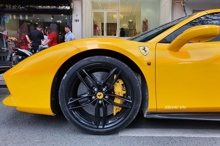 Về diện mạo, sự khác biệt chủ yếu trên Ferrari 488 Spider so với "đàn anh" 458 chủ yếu tới từ hệ thống đèn chiếu sáng công nghệ Full-Led hiện đại. Hốc hút gió của được làm từ sợi carbon cao cấp và thể thao. Các khe hút gió dạng tổ ong sơn đen hứa hẹn sẽ tối ưu hoá khả năng lấy gió làm mát động cơ và lưu thông khí động học.