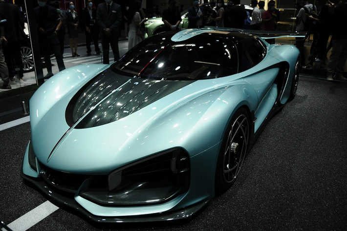 Ra mắt lần đầu tại Frankfurt Motor Show 2019, siêu xe hybrid Hongqi S9 vừa xuất hiện tại Triển lãm Ôtô Bắc Kinh 2020. Hongqi S9 2021 mới là chiếc siêu xe mạnh nhất của Trung Quốc được trang bị động cơ hybrid.