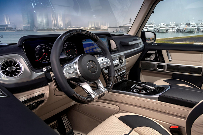 Theo những hình ảnh được hãng cung cấp, chiếc SUV G63 và chiếc thuyền Tirranna 59 đã được phát triển cùng nhau, chia sẻ các chi tiết như màu ngoại thất đều được lựa chọn màu đen bóng hầm hố kết hợp những đường màu với họa tiết màu vàng.