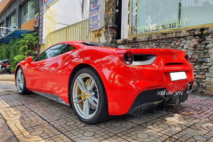 Nổi bật trên nền đỏ thân xe là bộ mâm 5 chấu kép kích thước 20 inch và kẹp phanh vàng. Xe được trang bị hệ thống đèn pha LED tinh xảo hơn so với đèn pha bi-xenon kết hợp LED định vị trên 458 Italia. Giá xe Ferrari 488 GTB tại Việt Nam dao động ở khoảng 15 - 18 tỷ đồng khi về nước, gấp 3 lần so với giá bán tại thị trường châu Âu, tất nhiên đó là còn chưa gồm các tùy chọn hay nâng cấp nào.