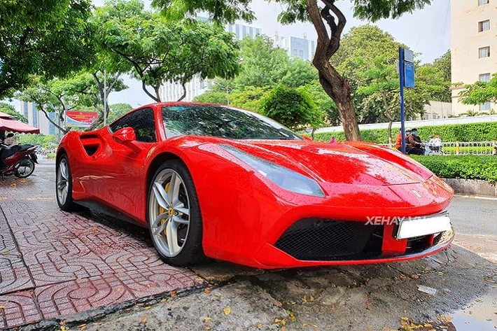 Sức mạnh gửi qua hộp số bán tự động ly hợp kép 7 cấp và hệ dẫn động cầu sau giúp xe tăng tốc từ 0-100 km/h chỉ trong 3 giây trước khi cán tốc độ tối đa 334 km/h.