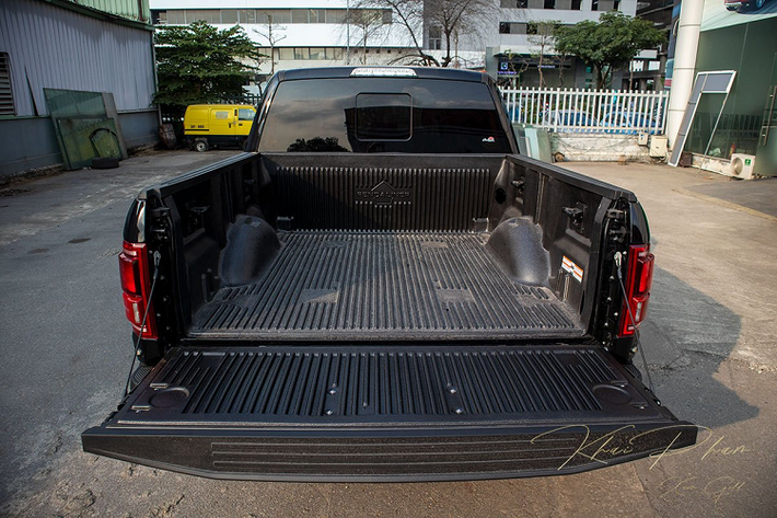 Ở sườn xe, Ford F-150 Raptor Black Edition mặc dù vạm vỡ nhưng chỉ sở hữu bộ mâm kích thước 17 inch màu titan, đổi lại bộ lốp cực lớn sẽ phù hợp hơn giúp xe chinh phục mọi địa hình. Cùng với đó, chiếc bán tải siêu to này còn có hệ thống treo thích Live Van hỗ trợ tài xế khi chạy địa hình. Gương chiếu hậu có camera lề, đèn xi-nhan LED có tính năng chỉnh/gập điện, sấy gương, cảnh báo điểm mù...