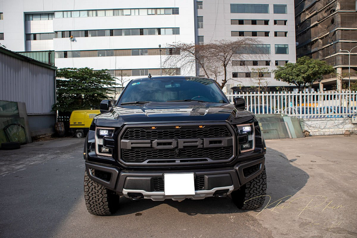 Nhắc đến những mẫu siêu bán tải thì Ford F-150 là một trong những cái tên đình đám nhất trên thế giới, dòng xe này luôn nhận được sự yêu thích đến từ khách hàng ở gần như mọi thị trường và Việt Nam cũng không phải ngoại lệ. Không chỉ vậy, thương hiệu xe hơi đến từ Mỹ còn cho ra lò những phiên bản hiệu năng cao của dòng siêu bán tải này mà Ford F-150 Raptor Black Edition là một trong những cái tên như vậy với sự hầm hố quen thuộc.