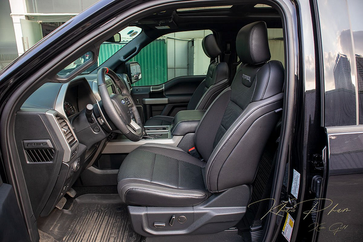 Ngoài ra, siêu bán tải Ford F-150 Raptor Black Edition 2020 còn được trang bị ống xả 2 bên, cản sau cứng cáp kèm móc kéo, camera/cảm biến lùi đầy đủ và hệ thống đèn LED chiếu sáng ở trần sau xe. Bên trong khoang lái, Ford F-150 Raptor Black Edition 2020 gần như không thay đổi so với những bản trước đây với độ rộng rãi, những chi tiết đều được thiết kế to bản.