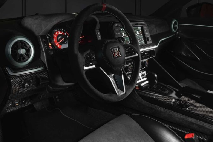 Nissan GT-R50 trông không khác gì một siêu xe mạnh mẽ, với nóc xe thấp hơn 54 mm so với Nissan GT-R Nismo 2018. Cánh gió lớn phía sau giúp tăng cường tính khí động học, trong khi các bánh xe hợp kim 21 inch tùy chỉnh dành riêng cho mẫu xe này. Có một sự thật thú vị là chiếc xe được thiết kế bởi Nissan và thực hiện bởi đội ngũ của Nissan ở châu Âu cũng như Bắc Mỹ.
