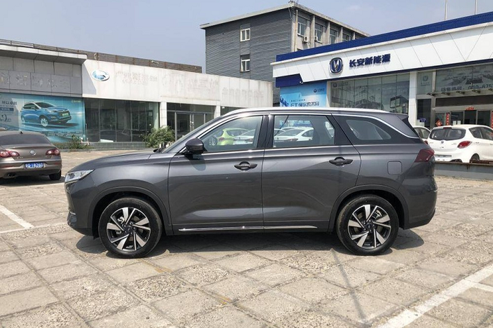 Chi tiết thiết kế thú vị nhất của mẫu Oshan X7 EV chạy điện này là nằm ở những ống xả giả. Ống xả giả là một chi tiết thường xuất hiện trên những chiếc xe chạy xăng truyền thống, nhưng sự xuất hiện của nó trên một chiếc xe điện là hết sức lạ lùng bởi xe điện vốn không “nhả khói”.