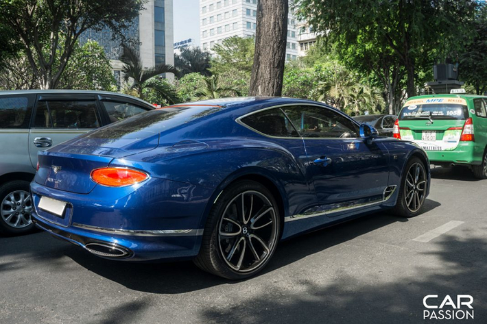 Đèn pha của xe được Bentley nâng cấp với công nghệ LED Matrix đi kèm với hiệu ứng pha lê đẹp mắt, bên hông xe xuất hiện một bước đột phá về mặt thiết kế khi Bentley bổ sung thêm hai lưới tản nhiệt hình mũi tên với viền chrome, số 12 tượng trưng cho khối động cơ W12 mà xe sử dụng.