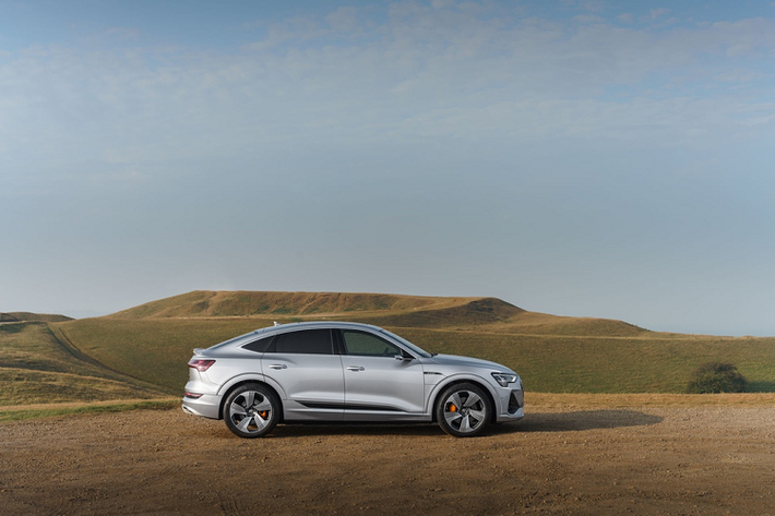 Audi e-tron Sportback 55 quattro Vorsprung được trang bị bộ mâm hợp kim titanium 22 inch sơn mờ, kẹp phanh màu cam, cửa đóng/mở điện, vô-lăng có sưởi và dàn âm thanh 19 loa của Bang & Olufsen.
