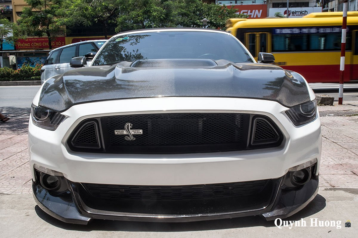 Hiện tại, Ford Mustang đang thuộc thế hệ thứ 6 ra mắt từ năm 2015 và đã trải qua nâng cấp. Mới nhất, một đại lý tư nhân ở Hà Nội đã nhập Ford Mustang phiên bản kỷ niệm 55 năm dòng xe này ra đời với nhiều chi tiết được "thửa riêng" mang đến sự độc đáo của chiếc xe thể thao đến từ Mỹ. Nếu chiếc xe của bạn đã cũ, không khó để "lên đời" như cách mà chiếc Ford Mustang trong bài viết này được chủ nhân "hoá thân" một cách rất đặc biệt, đây có thể là chiếc Mustang độc nhất ở thị trường Việt Nam.