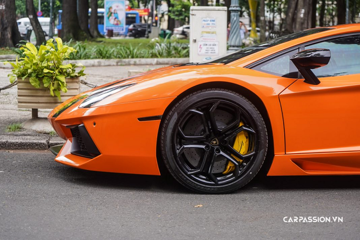 Tuy nhiên, một trong hai chiếc Lamborghini Aventador LP700-4 với màu sơn trắng mờ đó mới đây đã được “thay áo” với gam màu cam nổi bật. Màu cam mà chủ nhân của xe lựa chọn có phần tươi sáng và dịu hơn khi so với màu sơn Arancio Argos đặc trưng của dòng xe này. Sắc cam được sử dụng để bao phủ toàn bộ ngoại thất của xe và được tô điểm bằng đường kẻ sọc đặt lệch, chạy dài từ đầu đến hết đuôi xe. Một số chi tiết như ốp gương và logo Lamborghini phía sau cũng được dán đen.