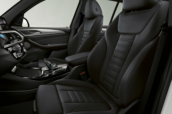 Khách mua xe có thể yêu cầu thêm hệ thống âm thanh BMW IconicSounds Electric, sản phẩm hợp tác giữa BMW và Hans Zimmer.