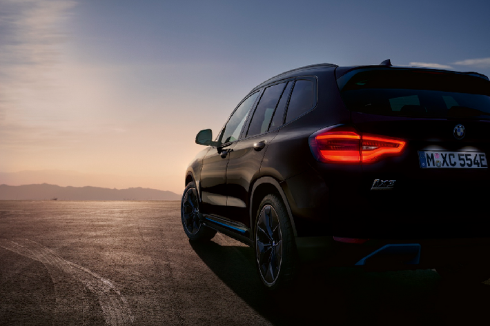 Có vẻ hãng xe Đức sẽ bổ sung thêm một vài biến thể giá hợp lý hơn cho BMW iX3 chạy điện. Nhờ có iX3, X3 sẽ trở thành dòng xe đầu tiên của BMW sở hữu trọn bộ phiên bản chạy điện, plug-in hybrid, chạy xăng và diesel.
