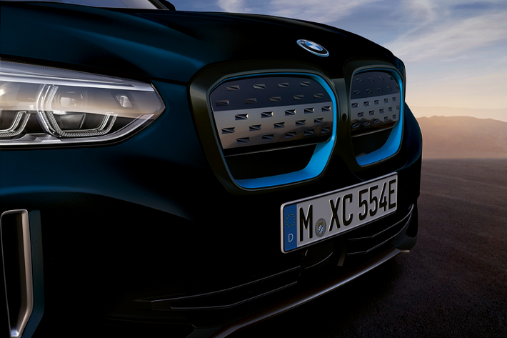 Khối động cơ của BMW iX3 gồm pin 80 kWh và một môtơ điện cho công suất 282 mã lực và mô-men xoắn 400 Nm. Xe tăng tốc 0-96 km/h trong 6,8 giây, đạt khoảng cách di chuyển 460 km với mỗi lần sạc đầy pin.