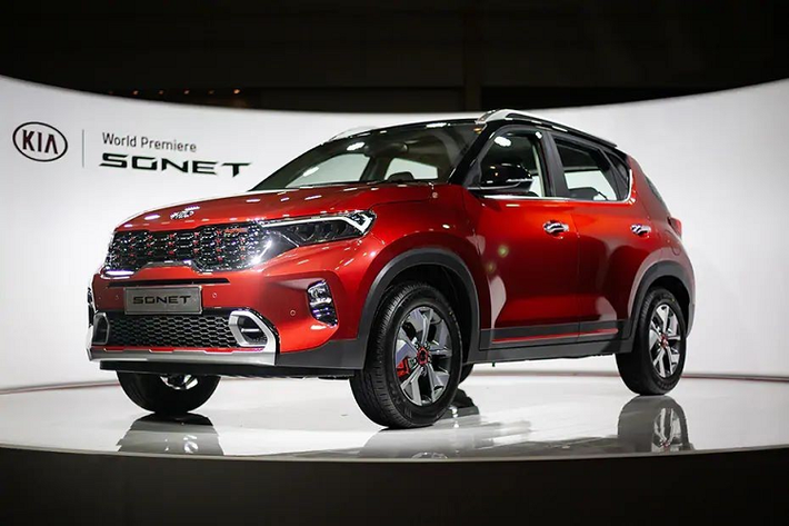 Kia Sonet 2021 mới đã chính thức trình làng tại thị trường Ấn Độ vào hồi đầu tháng 8/2020 vừa qua. Sau hơn 1 tháng, hãng Kia mới công bố giá bán dành cho mẫu SUV cỡ B này. Theo đó, tại thị trường Ấn Độ, Kia Sonet 2021 được chia thành 6 phiên bản là HTE, HTK, HTK+, HTX, HTX+ và GTX+. Giá xe Kia Sonet 2021 dao động từ 671.000 - 1.199.000 Rupee (khoảng 212 - 379 triệu đồng). Như vậy, mẫu SUV cỡ B này có giá chỉ ngang ngửa ôtô cỡ A tại thị trường Việt Nam.