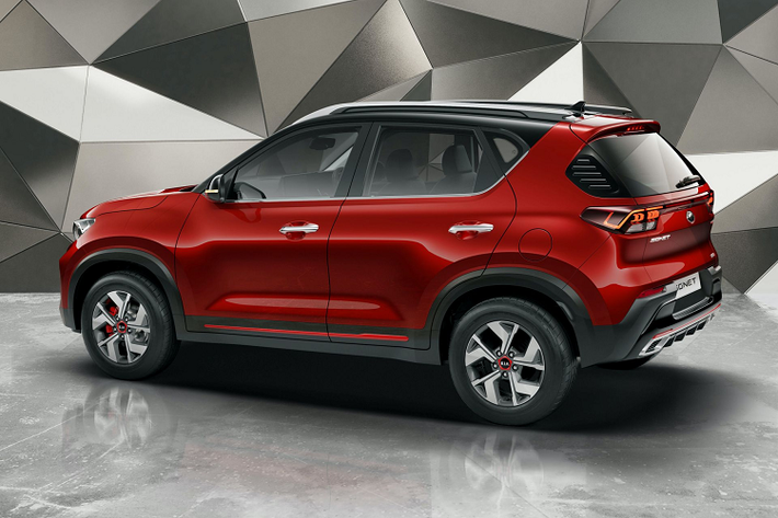Kia Sonet tại Ấn Độ sở hữu 3 loại động cơ khác nhau. Đầu tiên là động cơ xăng hút khí tự nhiên, dung tích 1,2 lít, tạo ra công suất tối đa 82 mã lực tại tua máy 6.300 vòng/phút và mô-men xoắn cực đại 115 Nm tại tua máy 4.500 vòng/phút. Sức mạnh được truyền tới bánh thông qua hộp số sàn 5 cấp. Thứ hai là động cơ xăng tăng áp, dung tích 1.0 lít với công suất tối đa 118 mã lực tại tua máy 6.000 vòng/phút và mô-men xoắn cực đại 172 Nm tại tua máy 1.500 - 4.000 vòng/phút. Động cơ kết hợp cùng hộp số sàn iMT 6 cấp hoặc tự động ly hợp kép DCT 7 cấp.