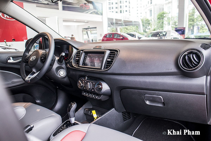 Kia Soluto mới "bê nguyên" cụm vô-lăng và đồng hồ sau lái của bản AT Deluxe đã bán ở Việt Nam trước đó, nhưng điểm mới là tính năng điều khiển hành trình Cruise Control đã lần đầu được tích hợp trên chiếc xe hạng B này.