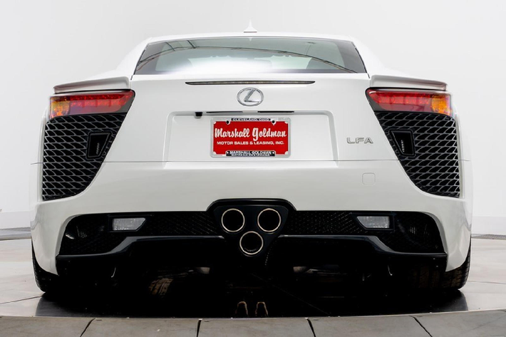 Chiếc Lexus LFA của Paris Hilton mang màu sơn ngoại thất trắng ngọc – một màu sắc phổ biến mang tính biểu tượng trên những chiếc LFA. Tuy nhiên, LFA của Paris Hilton sở hữu một khoang nội thất với phối màu hiện đại cũng như có phần mới mẻ so với những chiếc LFA khác. Xe sở hữu khoang nội thất với hai màu trắng – xanh đầy hiện đại và hấp dẫn.