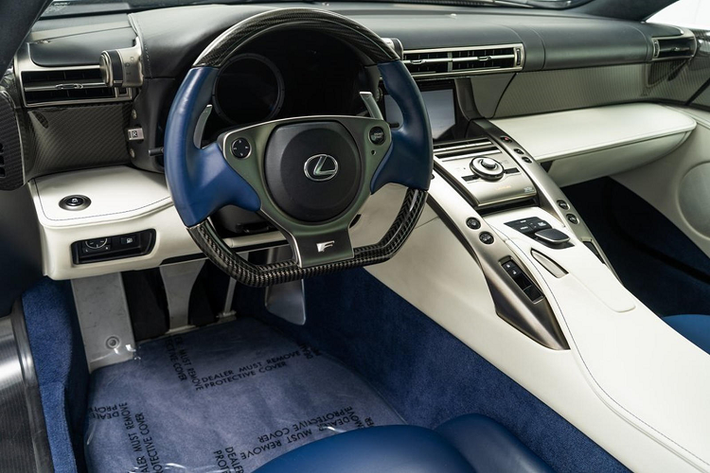 Có thể nói, Hilton là một fan hâm mộ lớn của chiếc siêu xe Nhật Bản Lexus LFA bởi vì đây chính là chiếc Lexus LFA thứ hai mà cô từng sở hữu.