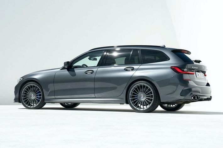 Như vậy, mẫu xe Alpina D3 S mới nhiều hơn 15 mã lực so với mẫu xe gốc BMW M340d. Ngoài ra, D3 S cũng có mô-men xoắn cực đại tăng 30Nm, đạt 730Nm trong khoảng vòng tua 1.750 - 2.750 vòng/phút.