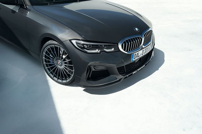 Hãng xe Alpina hứa hẹn rằng D3 S sẽ có phản ứng bướm ga tuyệt vời dù động cơ quay vòng cao hay thấp - điều mà những động cơ dầu diesel hiện đại thường không có. Ngoài ra, đây cũng là lần đầu tiên trên một chiếc BMW Alpina được cung cấp công nghê mild hybrid, bổ sung 11 mã lực, giúp tối đa hóa hiệu quả ở dải động cơ quay vòng thấp.