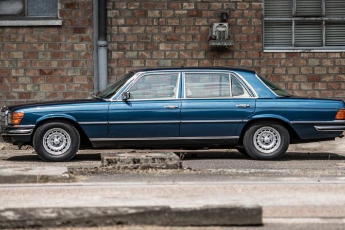 Đáng chú ý, Mercedes-Benz 450 SEL còn có bộ vi sai chống trượt sau và hệ thống giảm chấn thủy lực. Hệ thống treo của xe gồm 4 lo xo và được tích hợp hệ thống điều áp dầu có nhiệm vụ cân bằng lượng dầu trong các thanh cân bằng, đảm bảm sự ổn định cho xe trong quá trình vận hành.