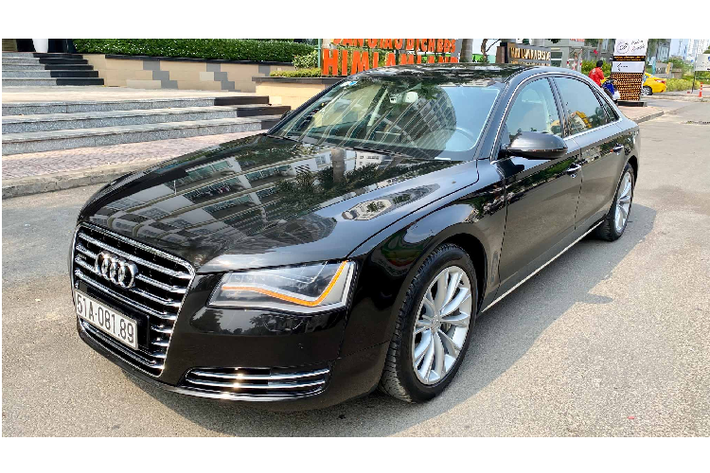 Theo thông tin rao bán, chiếc xe sang Audi A8L đời 2011 thuộc thế hệ thứ 3 đã lăn bánh được hơn 76.xxx km. Xe sở hữu ngoại thất màu Đen bóng đi cùng với nội thất mang tông màu Nâu lịch lãm.